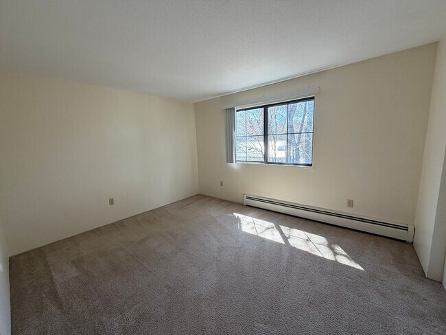 Building Photo - Bright 2BR Condo with Balcony, Pool & Heat Included – Prime Commuter Location