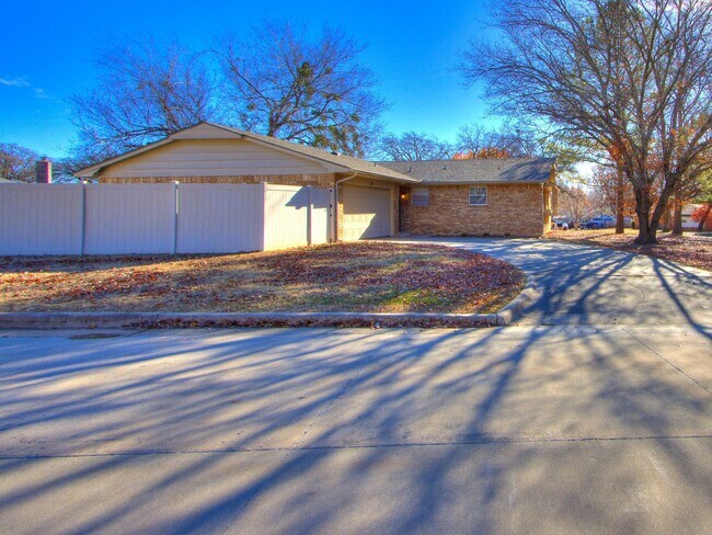 Building Photo - 3 Bed 2 Bath 2 Car Garage in Shawnee!