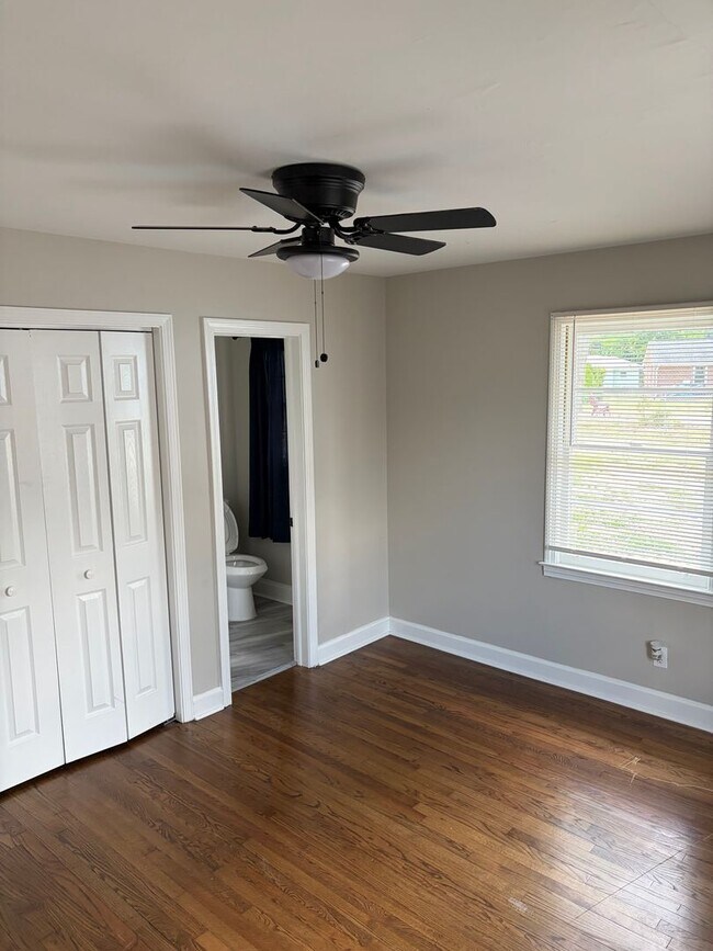 Building Photo - Beautiful brick home, Fully fenced in yard!!