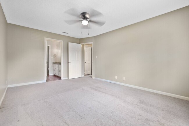 Building Photo - Pet Friendly Three Bedroom!