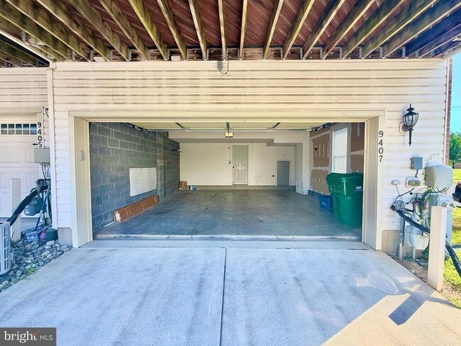 Building Photo - 9407 ASTON Vlg