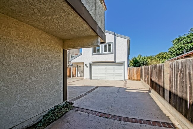 Building Photo - Newly Updated, Detached Rear Townhome w/ S...