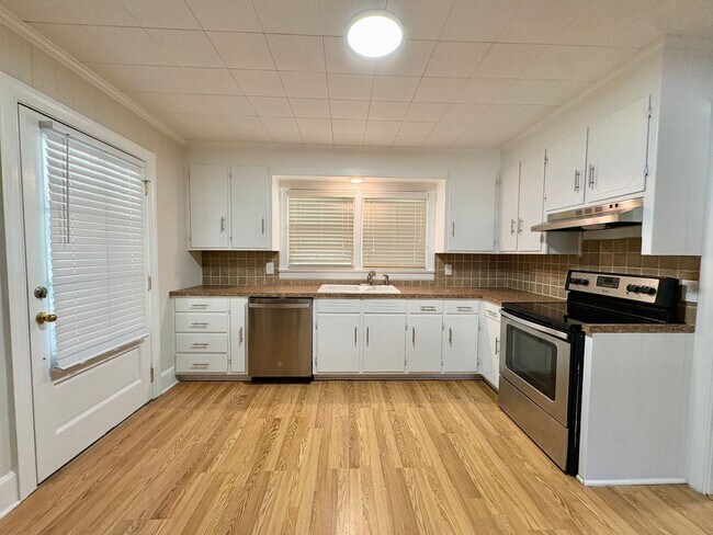 Building Photo - Adorable 2 Bedroom Home in the Heart of Nashville!