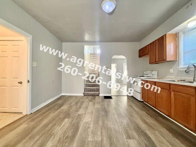 Building Photo - 2721 Fox Ave