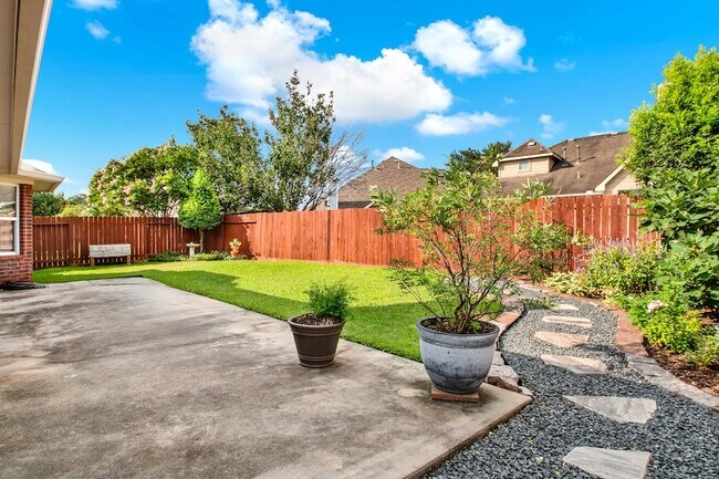 Building Photo - 9226 Fernwillow Dr