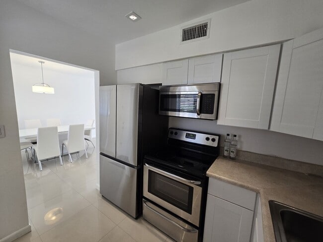 Building Photo - 2-Bed, 2-Bath Miami Condo in HOA Community – Pool, Laundry On-Site