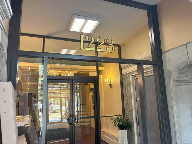 Building Photo - 1247 Beacon St