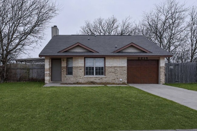 Building Photo - 2213 Dickens Dr