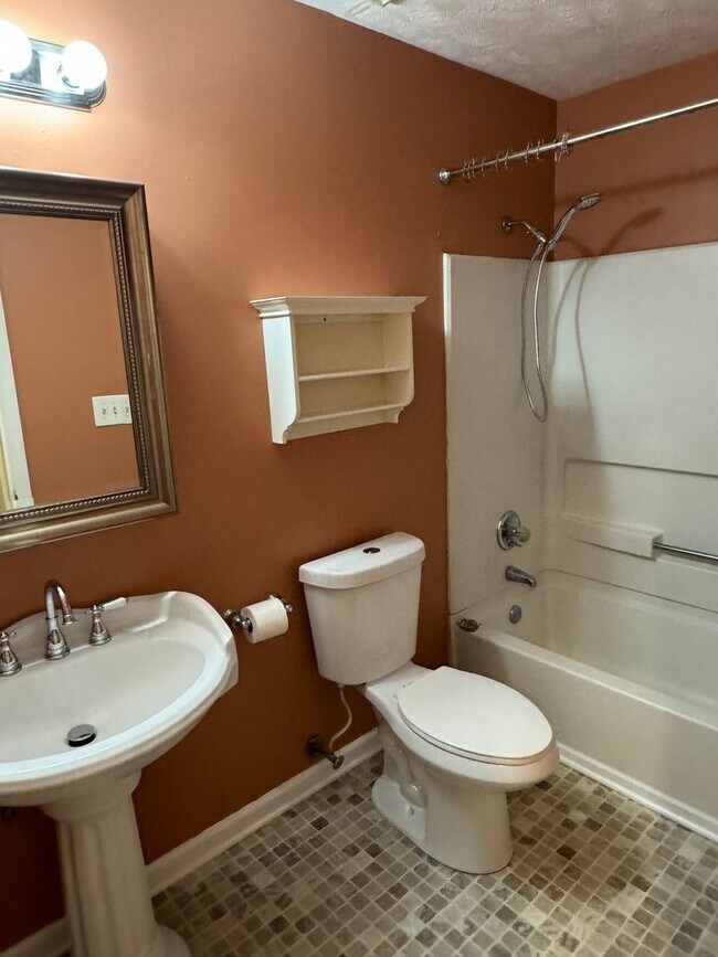 Building Photo - For Rent - 3 bedroom Close to Ft Bragg