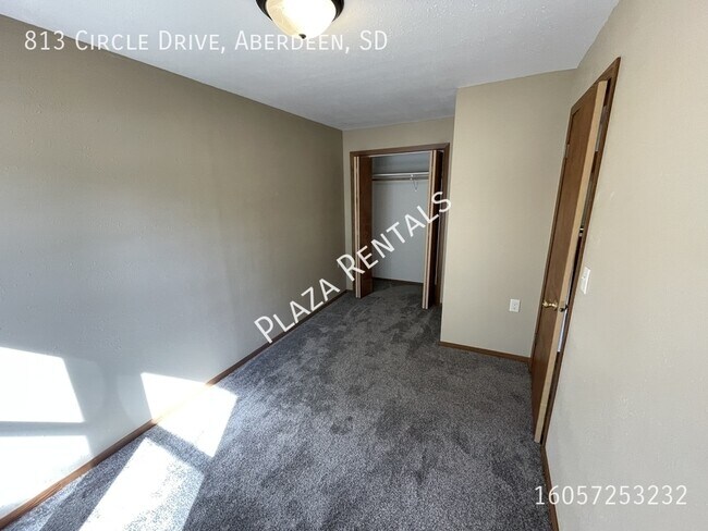 Building Photo - 213 13th Ave E