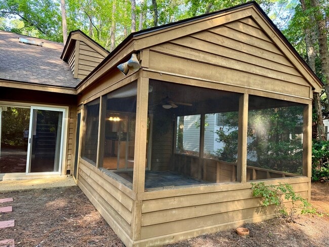 Building Photo - Classic Three Bedroom Home in Hilton Head ...