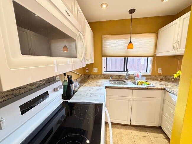 Building Photo - 2 Bedroom 1.5 Bathroom 2 Parkings at Nuuanu Streamside Spacious Ground Floor Unit Available Now!