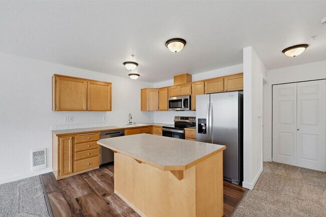 Building Photo - Spacious Puyallup Townhouse | 3-Bed Home with Main-Floor Primary Suite & Stainless Steel Appliances!