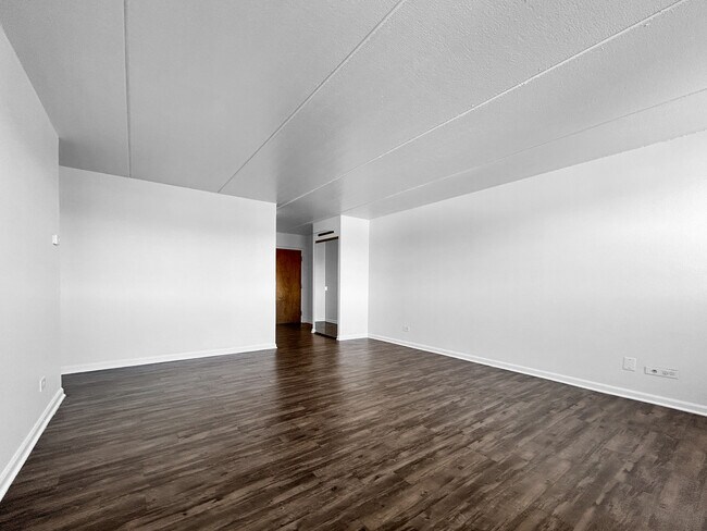 Building Photo - 5011 E Valley Ln