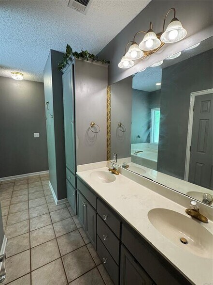 Building Photo - 6272 Deerwood Dr