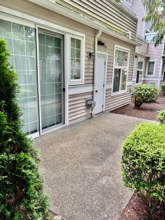 Building Photo - 2 Bed / 2 Bath Bellevue Condo $2,595/mo