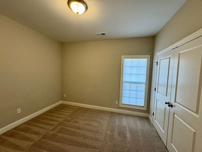 Building Photo - Look and Lease