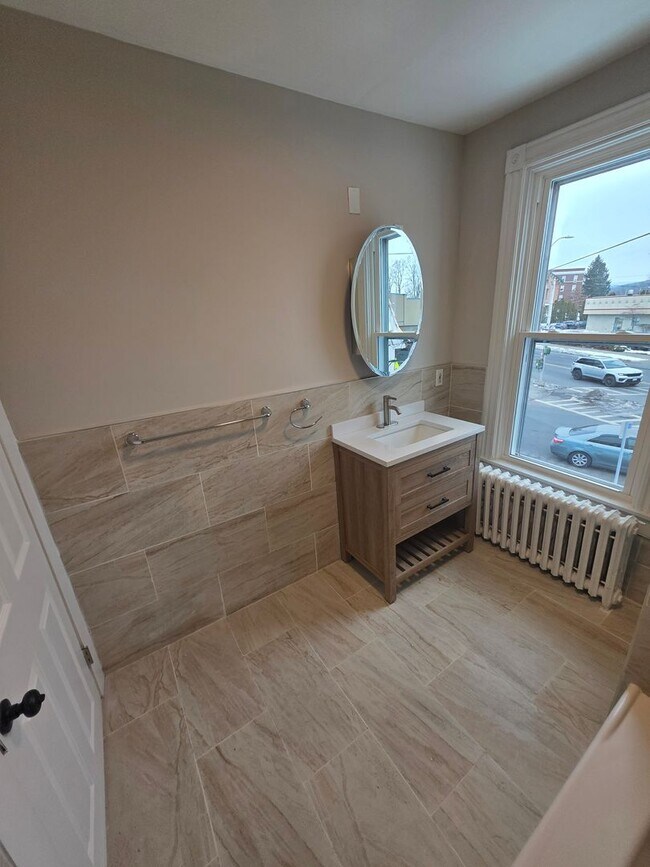 Building Photo - 3 Bedroom Apartment - Kingston, NY