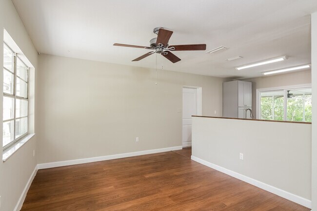 Building Photo - Bright 2-Bedroom Home with Spacious Screened Porch
