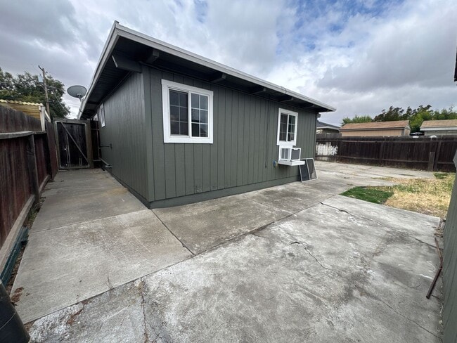 Building Photo - AVAILABLE! OPEN HOUSE SUNDAY 4:30-6:00 PM