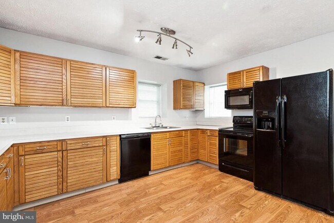 Building Photo - 315 South Dr