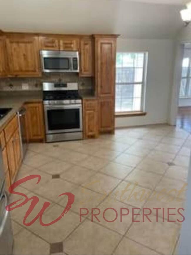 Building Photo - Good looking 3 bedroom 2 bath with huge yard!