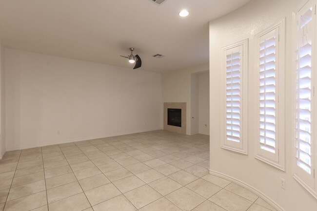 Building Photo - Beautiful 3 Bedroom Home In Summerlin Guar...