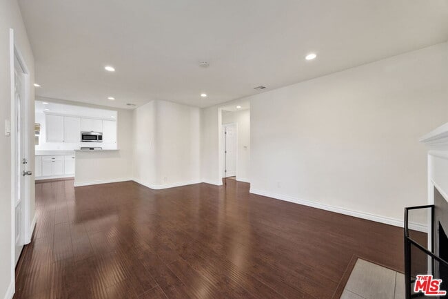 Building Photo - 6323 Farmdale Ave