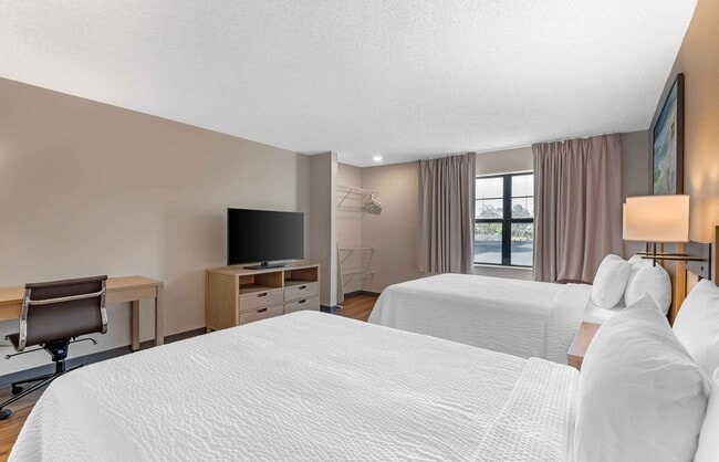 Building Photo - Furnished Studio-St. Petersburg - Clearwater - Executive Dr.
