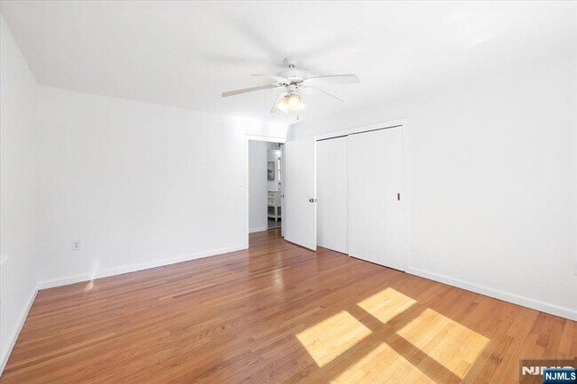 Building Photo - 947 E Glen Ave