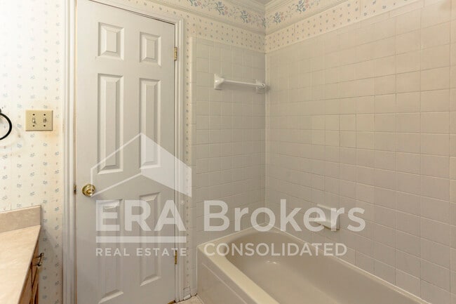 Building Photo - 800 Silver Creek Dr