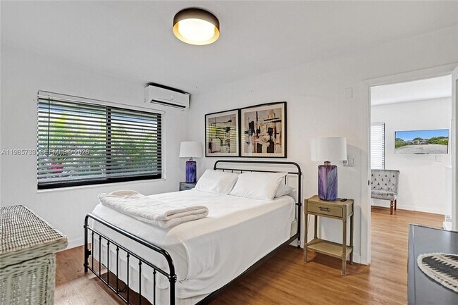 Building Photo - 754 NE 40th St