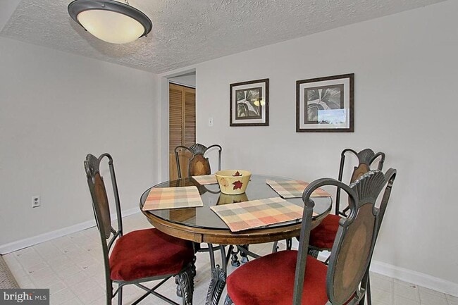 Building Photo - 8607 Woodhue Ct