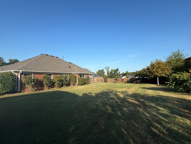 Building Photo - 3 BR/2BA Home w/ Formal Dining Room, 2-Car...
