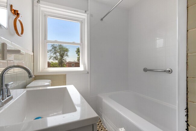 Building Photo - PENDING - Newly Renovated 3 Bedroom 2 Bathroom in