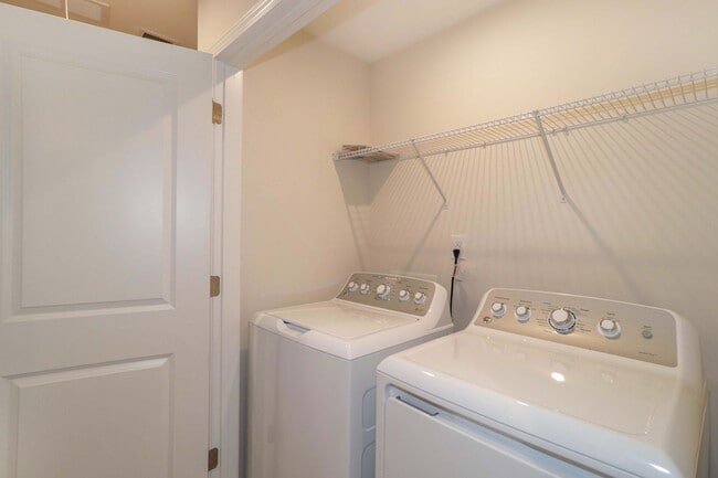 Building Photo - 2 Bedroom / 2.5 Bathroom Townhouse in Concord