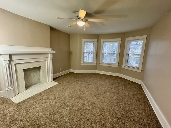 Building Photo - 1026 W 7th St