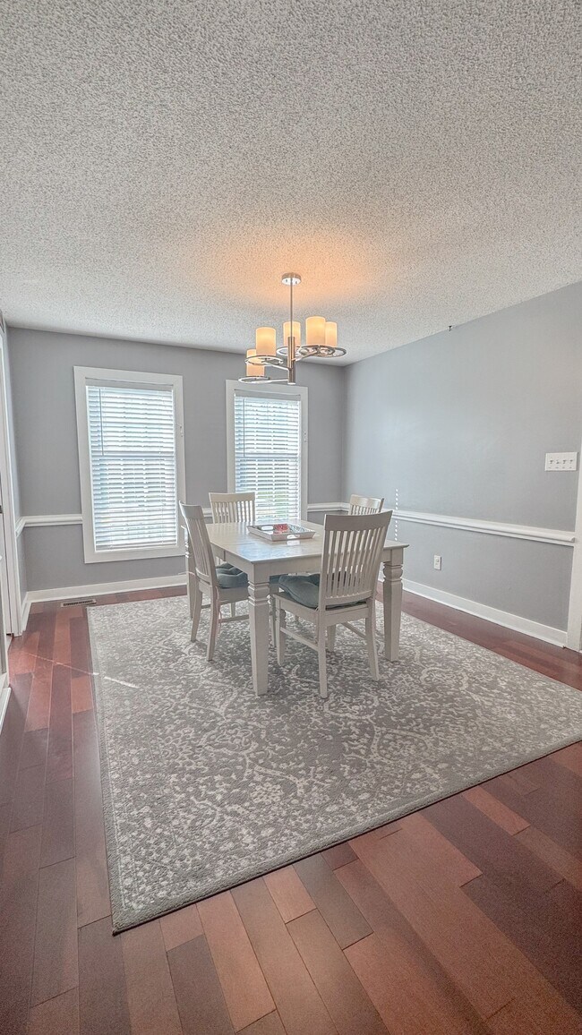 Building Photo - 2106 Perry Dr