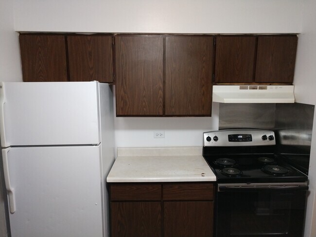 New fridge and Stove - 992 N Fairfield Rd