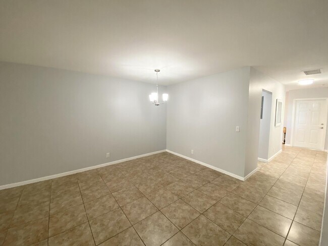 Building Photo - 1100 Boxwood Dr