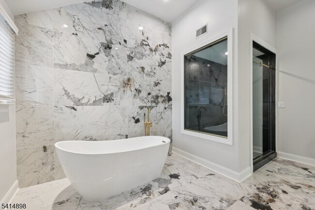 Building Photo - 5 Shores Rd