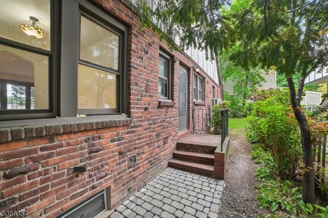Building Photo - 55 Shepard Pl
