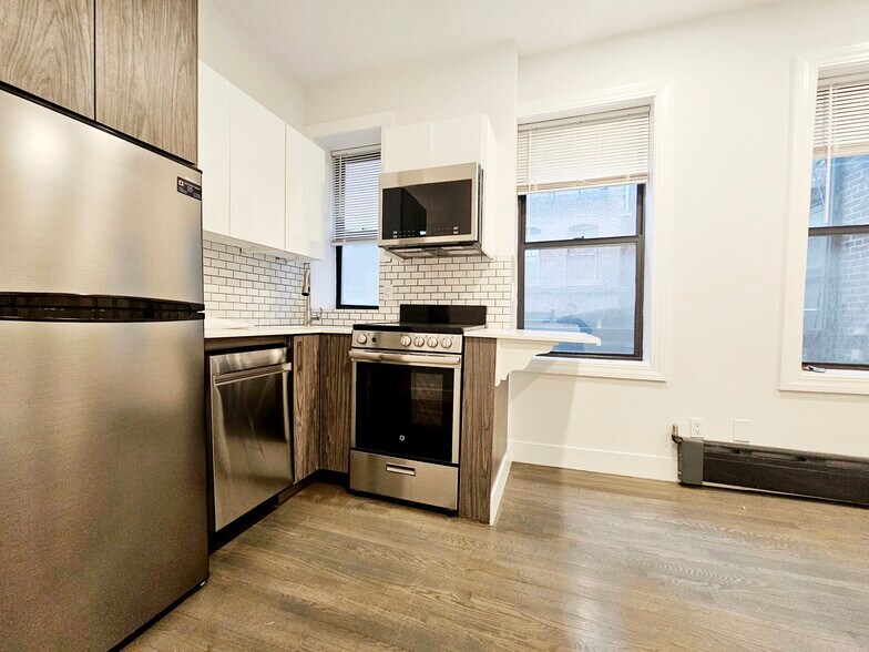 Building Photo - 22 Phillips St