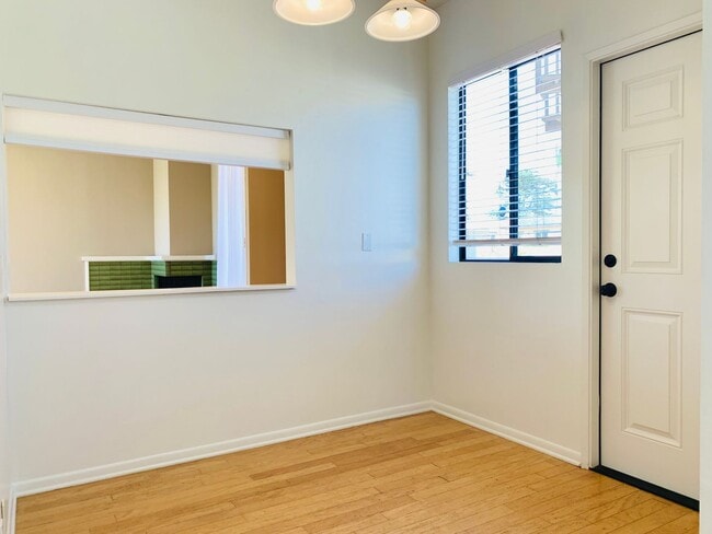 Building Photo - LIVE IN LA JOLLA! LOVELY TOWNHOME WITH BEA...