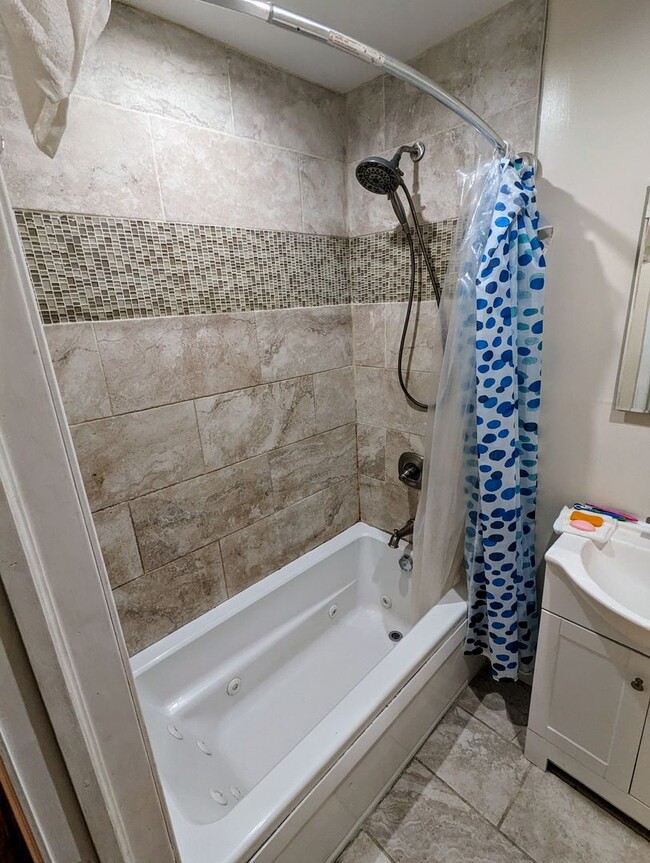 Building Photo - Cozy West Philly Home 4br/2.5ba w/ Hardwoo...