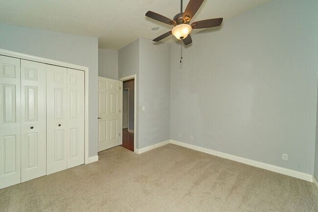 Building Photo - Charming 2 Bed Bungalow in Great SoBro Location!