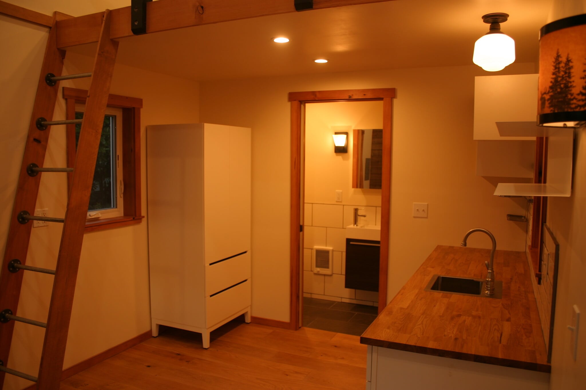 Building Photo - 302 Fir St NE