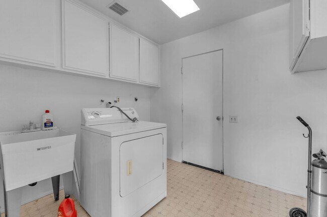 Building Photo - 53780 Avenida Diaz
