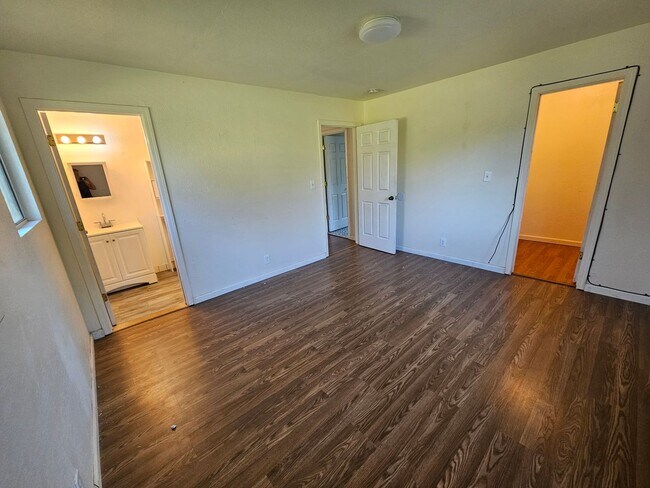 Building Photo - Parlk like setting Lower Lake