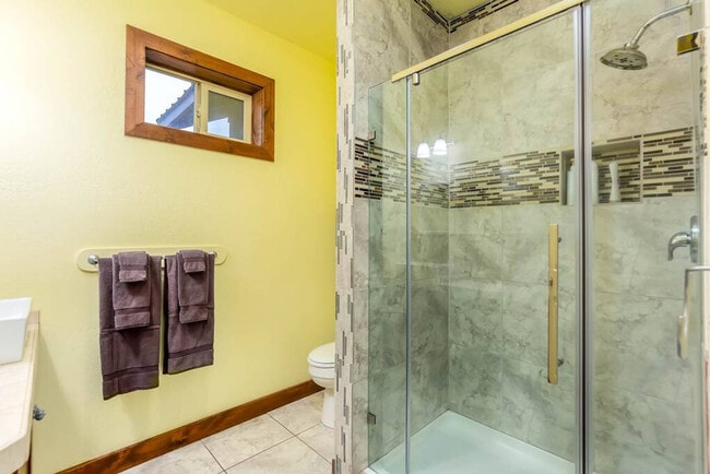 Building Photo - 1018 NW Ogden Ave